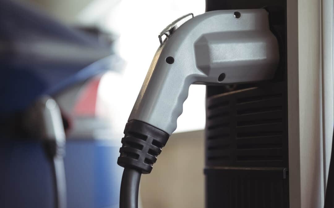 Napelemes elektromos autó töltő a garázsodba – Mik az opciók?
